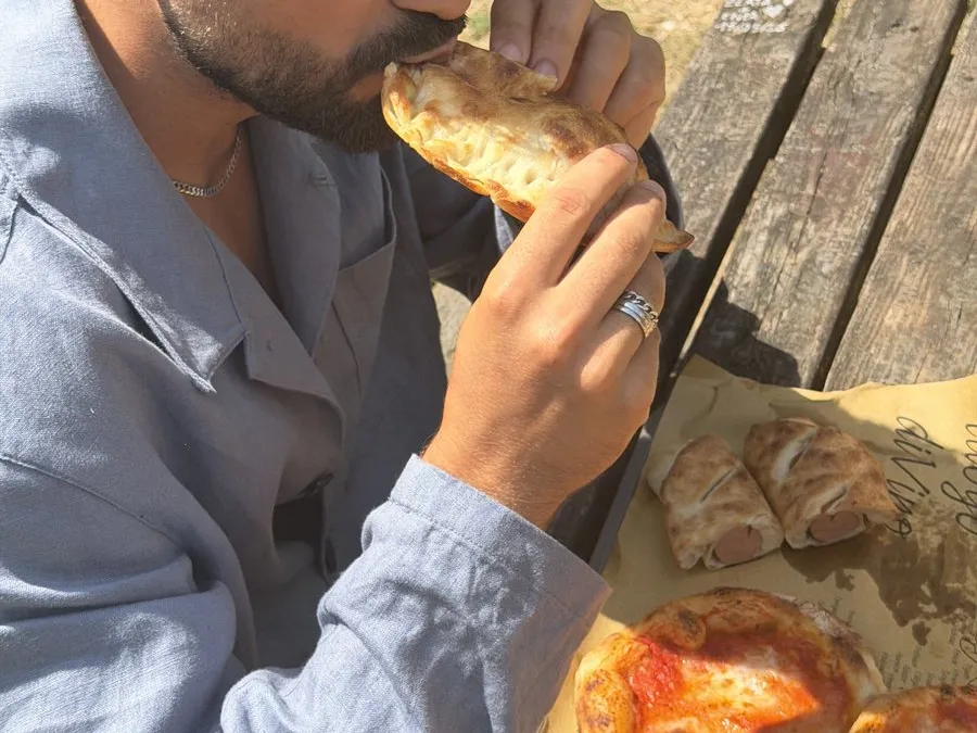 Un cliente gusta la pizzetta al padellino al parco