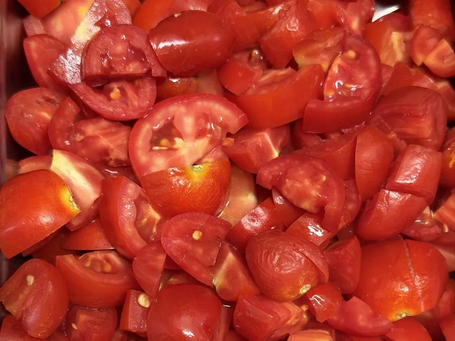 Pomodori freschi tagliati per le nostre pizzette