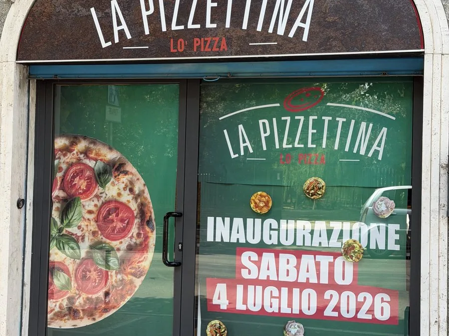 La vetrina de La Pizzettina in Viale Bovio 209 a Pescara