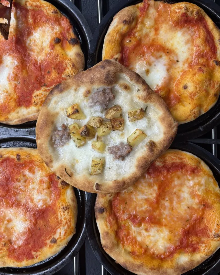 Pizzetta al padellino appena sfornata de La Pizzettina