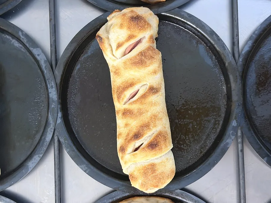 Hot Dog — Wurstel con le salse della casa. Semplice, goloso, soddisfacente.