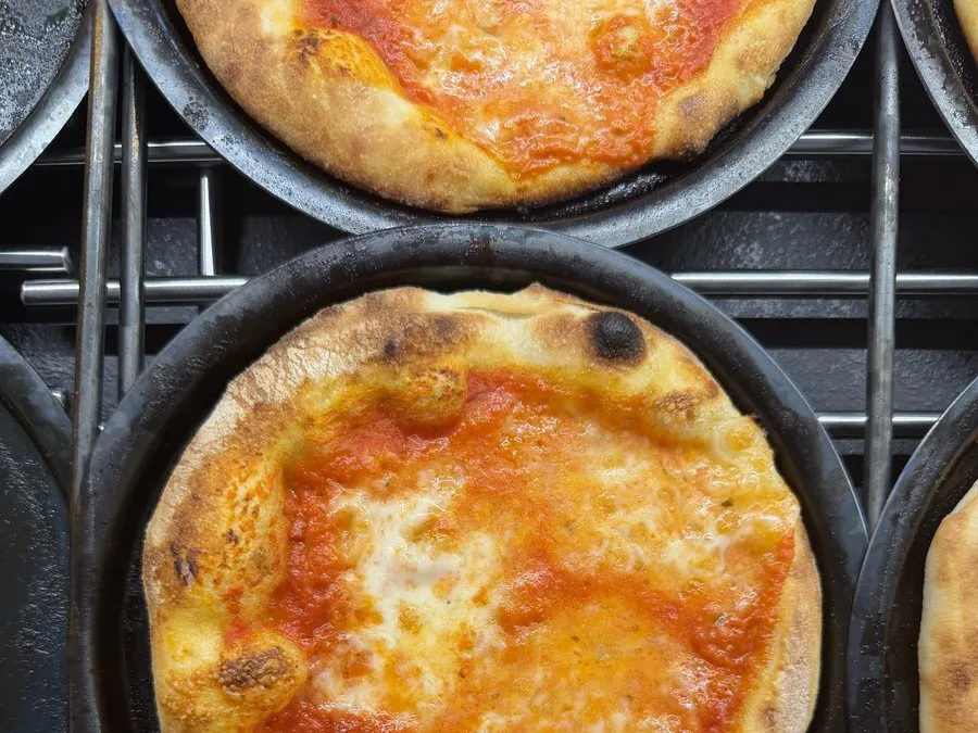 Margherita — Pomodoro e mozzarella. La più semplice, la più amata.